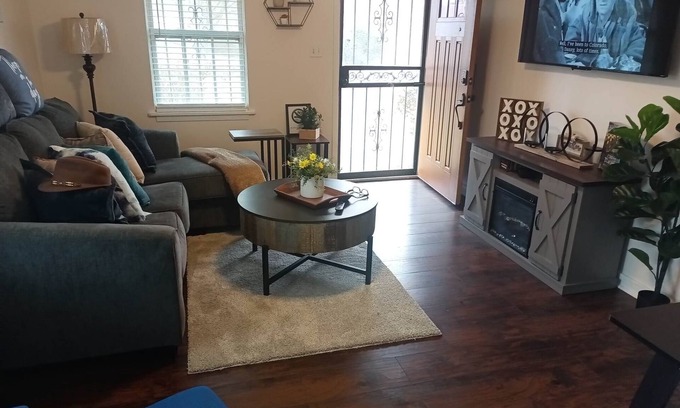 Natchez Casa | Lovely home, sleep six, quiet area, lots of family games, large yard