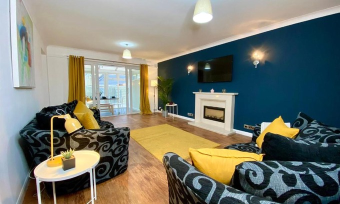 Poole Casa | Lovely house in a great location with Parking, WiFi & Smart TV - Near Poole & Bournemouth