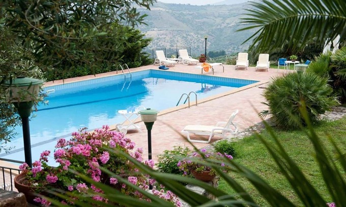 Collesano Villa | Bonito apartamento en villa con A/C, WIFI, piscina, TV, terraza, vista panorámica, cerca de Cefalú