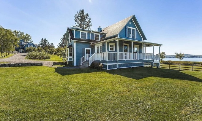 Lac-Brome Casa | Lovely Lac-Brome 3 Bedroom Lakefront Cottage