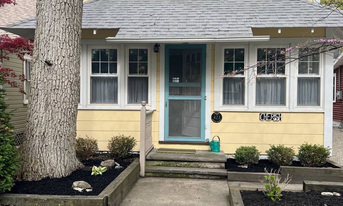 Lakeside Casa | Lovely Lakeside Cottage! Sleep 11, easy parking, linens included!