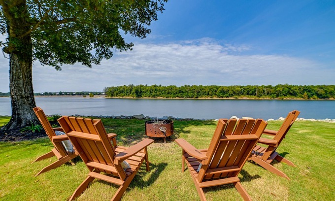 Olivehill Apartamento | Lovely Lakefront Apartment w/ Boat Ramp Access