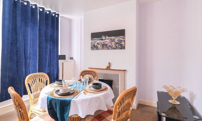 Hartshill Casa | Lovely large 2-Bed House with 2 Reception Rooms