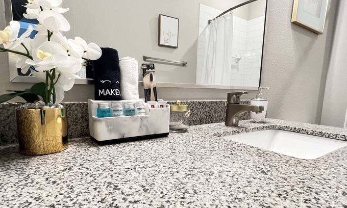 Addicks Apartamento | Lovely Luxurious 2BD/2BA Suite