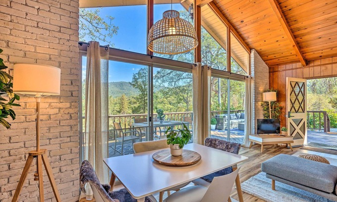 Yosemite Forks Cabina | Lovely Oakhurst Cabin w/ Deck & Mtn Views!