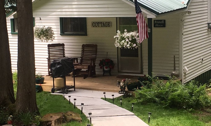 Brier Hill Cabaña | Encantadora casa de campo privada ubicada en el canal principal de la calle Lawrence River.