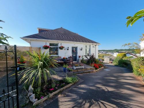Torquay Apartamento | Lovely private studio room with own kitchen and bathroom. Set in the popular area of Shiphay in Torquay and only a short walk from Torbay Hospital