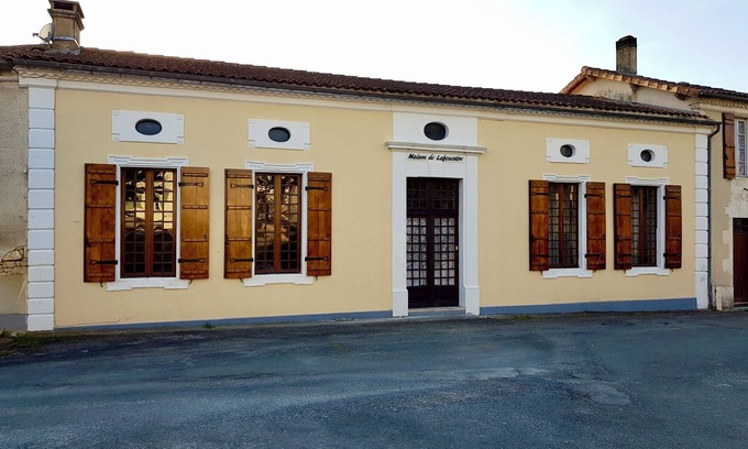 Saint-Maigrin Casa | Encantadora casa de vacaciones familiar Charente Maritime, piscina climatizada, se admiten perros