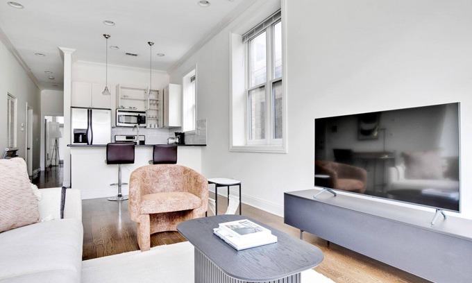 Noble Square Apartamento | Lovely River West 2BR, 4 blocks from Blue Line, by Blueground