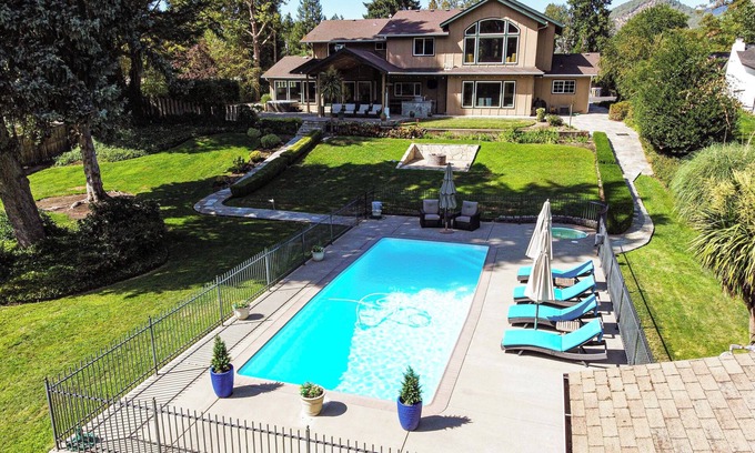 Grants Pass Casa | Lovely Riverfront Grants Pass Home: Pool & Hot Tub