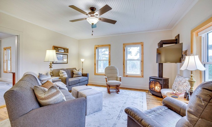 Hixton Casa | Lovely Rural Hixton Farmhouse w/ Porch & Fire Pit!
