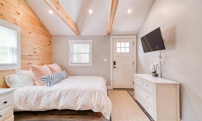 Harwich Port Apartamento | Lovely Studio with Full Kitchen + Private Deck!