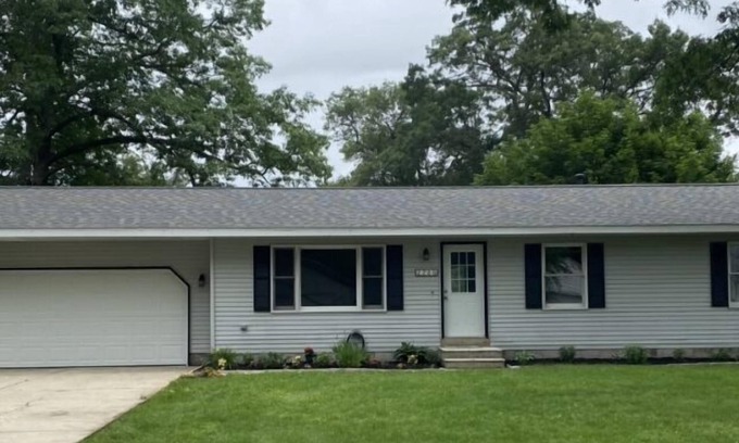 Muskegon Casa | Lovely three bedroom home in a quiet neighborhood