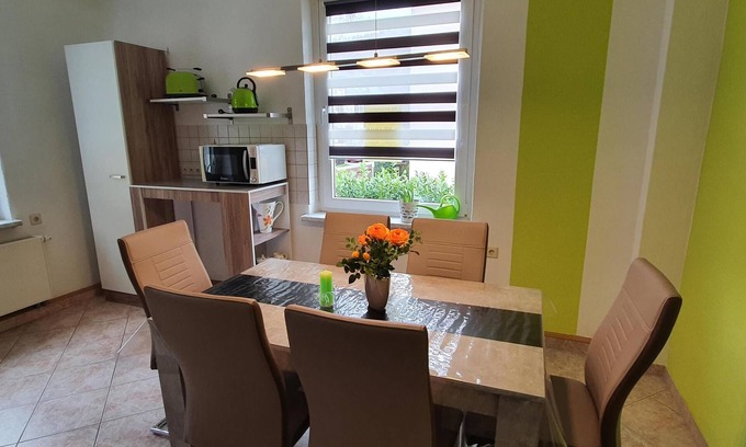 Schwarzenberg/Erzgeb. Apartamento | Lovingly furnished, new vacation apartment with washing machine, large kitchen, large bathroom with shower and bathtub, parking space, box spring bed.