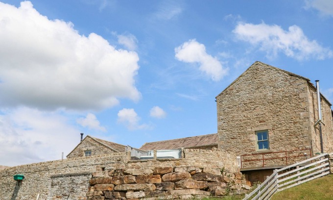 Barnard Castle Cabaña | LOW SHIPLEY MILL, pet friendly, with hot tub in Barnard Castle