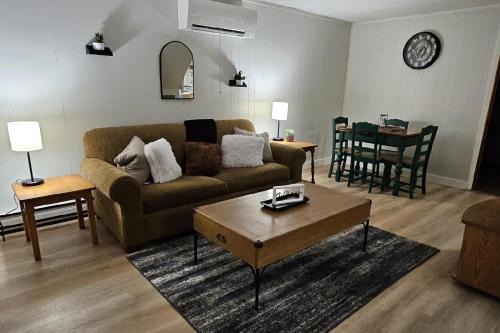 Ludlow Casa | Lower A-Frame Escape