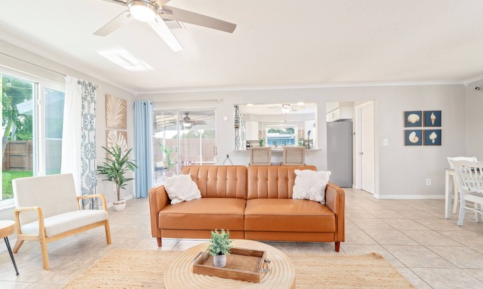 Caloosahatchee Casa | Lowest Prices of the year! Tropical Oasis 5 min to Downtown+Beach Gear+Hot Tub