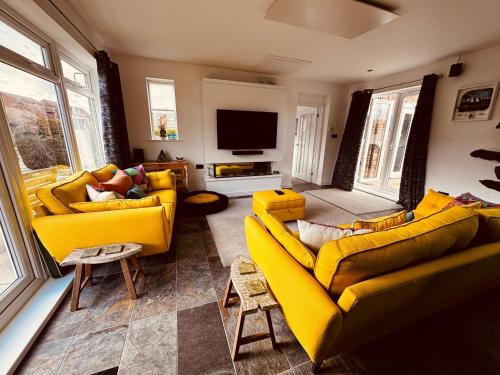 Pakefield Casa | Lowestoft 2-bed Bungalow With Hot Tub & Spa Pool