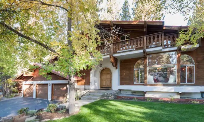 Incline Village Casa | Lrg spacious home, Kid & Pet friendly, New Hot Tub, Big Yard, 5min walk to LAKE!