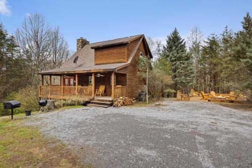 Gatlinburg - Pigeon Forge Casa | Lucky Charm is an inviting 3 bedroom retreat nestled in the woods minutes from the Pkwy!