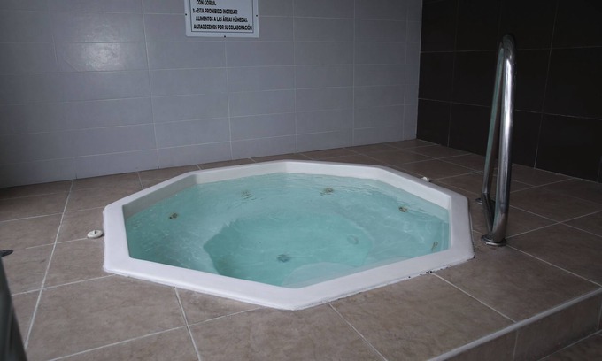 Quito Apartamento | Lujosa suite privada: cama king y piscina en lugar céntrico y seguro