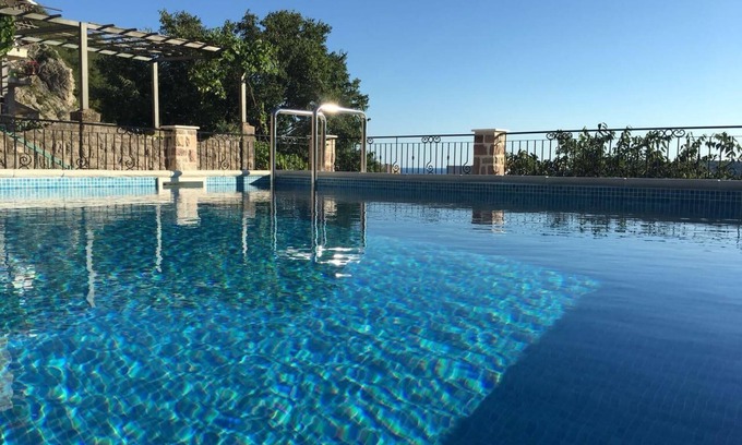 Becici Villa | Villa ofrece vistas únicas de la playa de Becici y de la ciudad medieval de Budva.