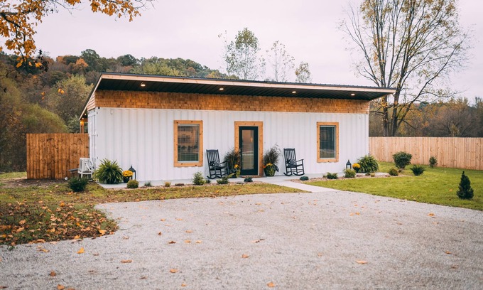 New Plymouth Cabaña | Rural-Romántico-Baño Privado-Vista al campo