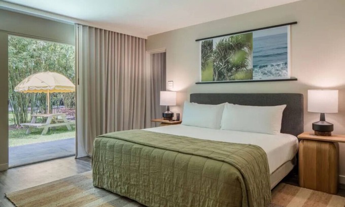 Historic Kailua Village Hotel | Lush Garden Retreat l Pool, Urban Bikes & Curated Island Experiences