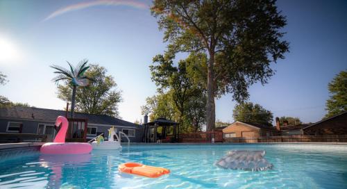 Mason Casa | Lush Hideaway with HotTub & Pool 6 mins kings Island
