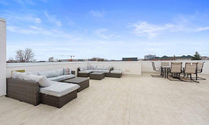 Weinland Park Casa | Lux 3BR 3bath w Rooftop Hot Tub