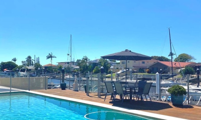 Runaway Bay Apartamento | Lux Beds CANAL FRONT Jetty Canoes & 13M Pool