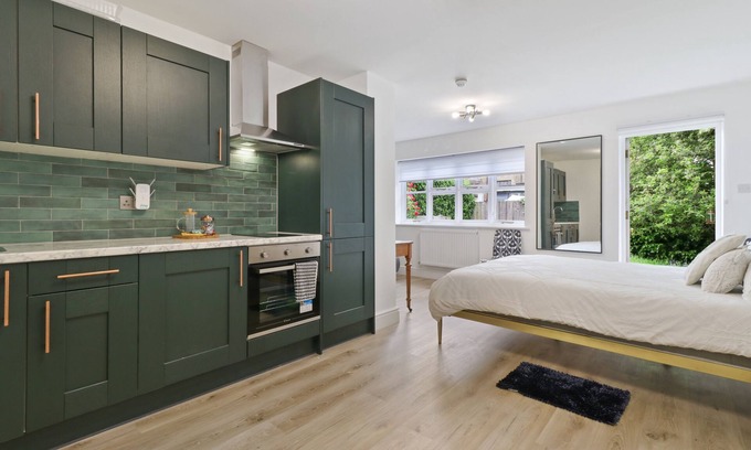 Brownswood Apartamento | Estudio-Superior-Baño privado con ducha-Vista al Jardín