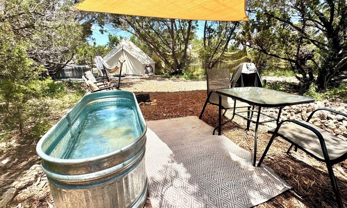 Canyon Lake Alquiler De RV | Lux glamping getaway with private hot tub + pool