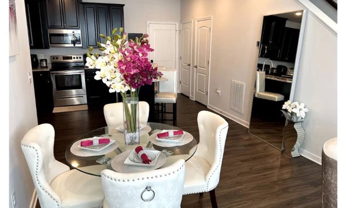 Lakeside Condominio | Lux Hollywood in RVA | 2 Floor Condo With Garage