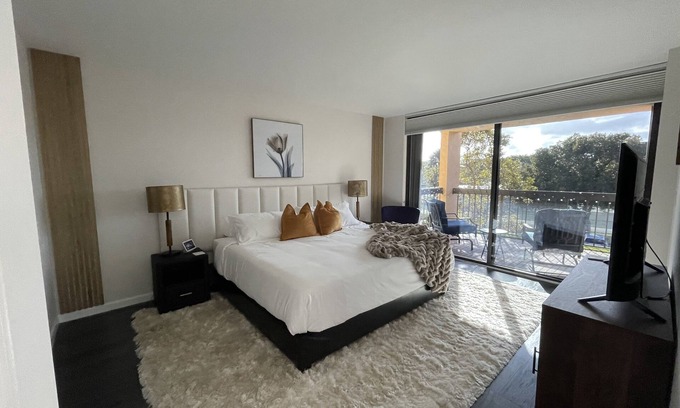 Delray Beach Condominio | Lux King Bed Suite, Modern Condo Delray Beach. DRClub - 40% Off Fall & Holidays