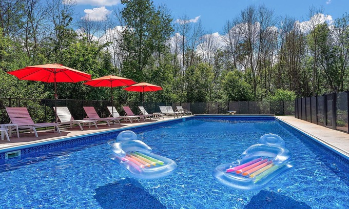 Lakeville Casa | Lux Retreat on 5 Wooded Acres-Pool/Hot Tub/Tiki Bar/Game Room- Great for Groups!