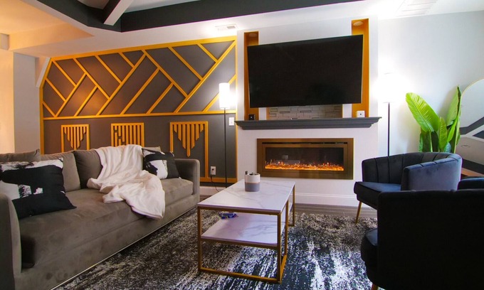 Highlandtown Casa | Lux Stay near Patterson Park, John Hopkins, & Stadiums! Family & Pet-Friendly.