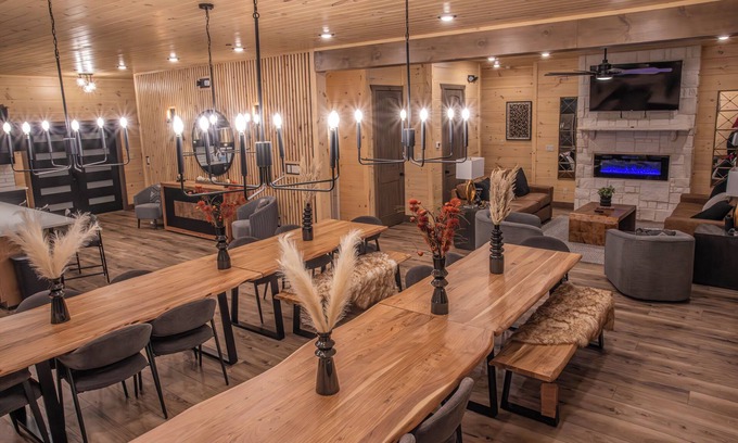 Sevierville Cabina | Luxe 12-BR Cabin - Indoor Pool, Theater, Sleeps 36