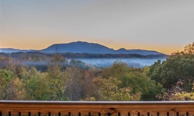 Sevierville Cabina | Luxe 12-BR Cabin - Indoor Pool, Theater, Sleeps 36