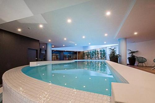 Kingston Apartamento | Luxe 2BR Executive Apartment Kingston Pool Parking WiFi BBQ Wine