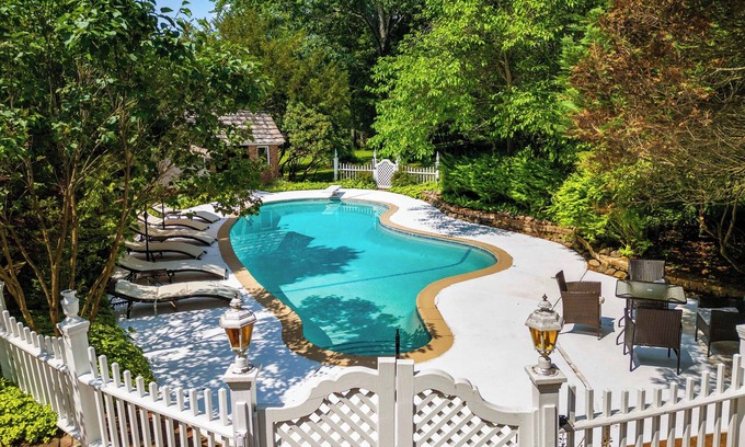 Lake Ariel Casa | Luxe 6acre Estate: Pool, Pickleball, HotTub, Games, MiniGolf, Playground & More!