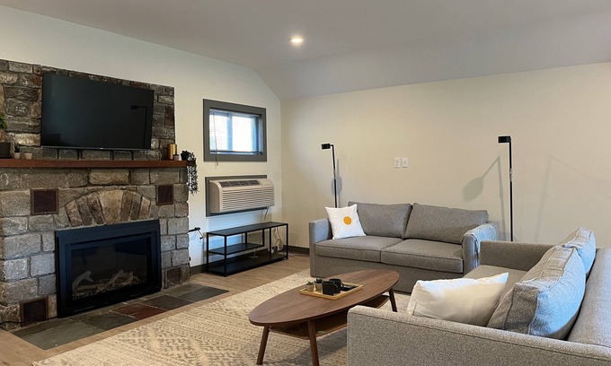 Great Barrington Apartamento | Luxe Berkshires Ski Retreat w/ Fireplace, King Bed, Chef's Kitchen, Washer/Dryer