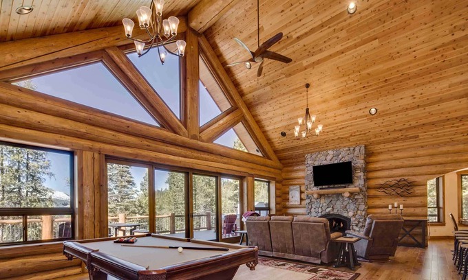 Breckenridge Park Estates Cabina | Breckenridge Cabin con bañera de hidromasaje, bar y vistas al monte!