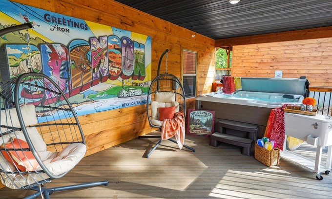 Omaha Cabina | Luxe Cabin>Hot Tub>Indoor Pool>Fire Pit>Game Table>Fishing>Pickleball>Hiking