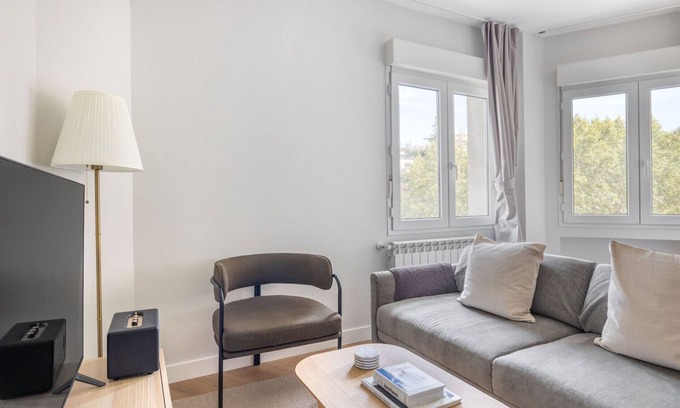 Castellana Apartamento | Luxe Castellana 2BR w/ Doorman, nr Restaurants, by Blueground