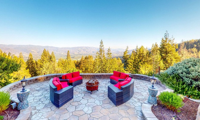 Ukiah Casa | Luxe Custom Home with Ukiah Valley Views, Massage Chair & Infrared Sauna