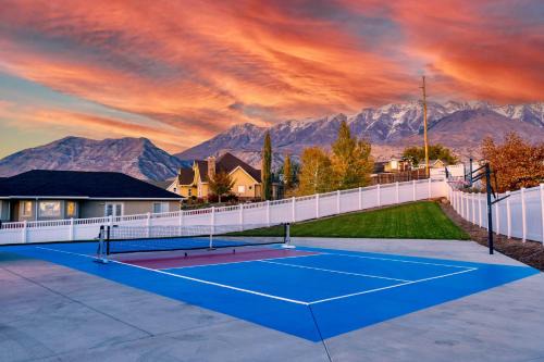 Lindon Casa | Luxe Family Retreat with Private Pickleball a Large Swim Spa indoor Movie Theatre 2 Outdoor Firepits a Home Gym and more