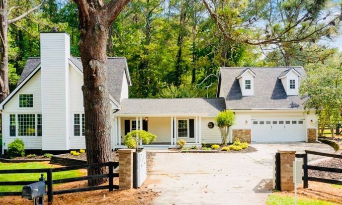 Milton Casa | Luxe Farmhouse - 10 guests, 5 beds, 3 baths