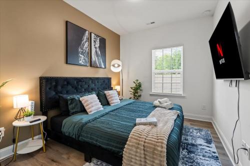 Paw Creek Casa | Luxe King 3BR Townhouse to Uptown Charlotte NC