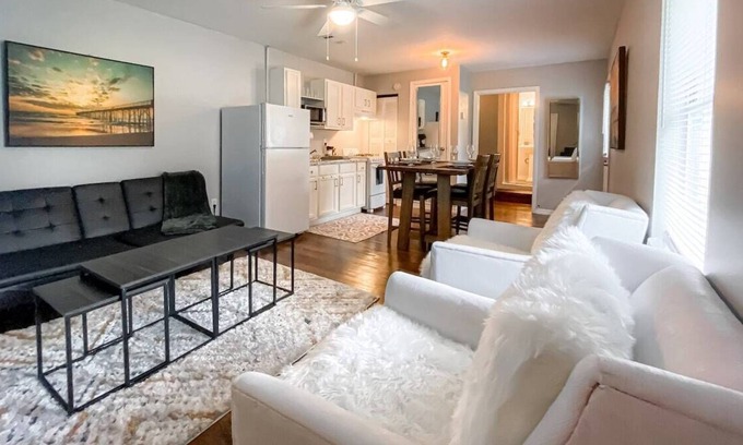 Hattiesburg Apartamento | LUXE King Suite Cottage
